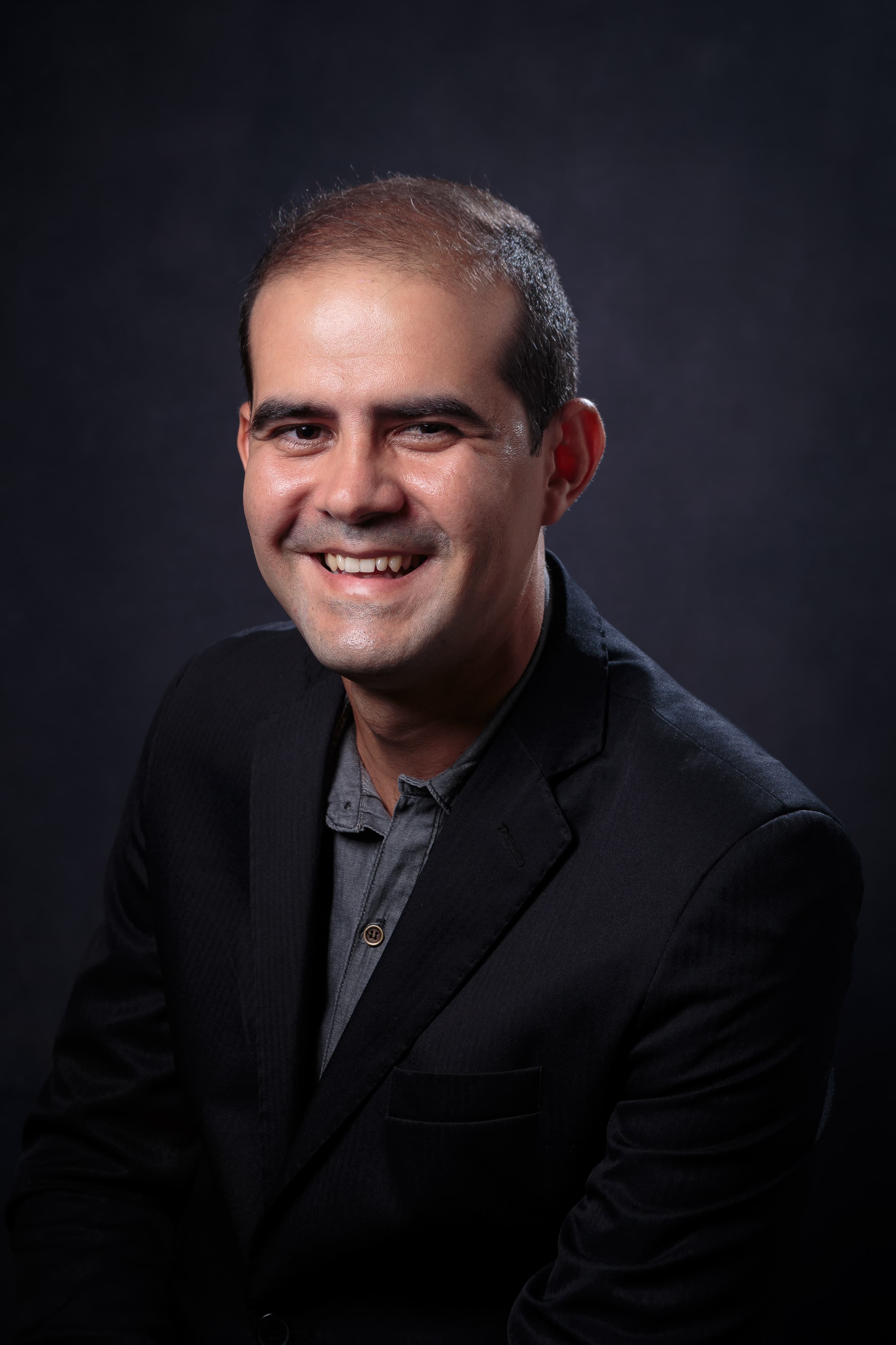 Retrato profissional de Germano Pinheiro, integrante da equipe.